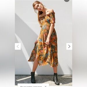 Kimchi Blue Off-The-Shoulder
Smocked Midi Dress orange floral dress size XS